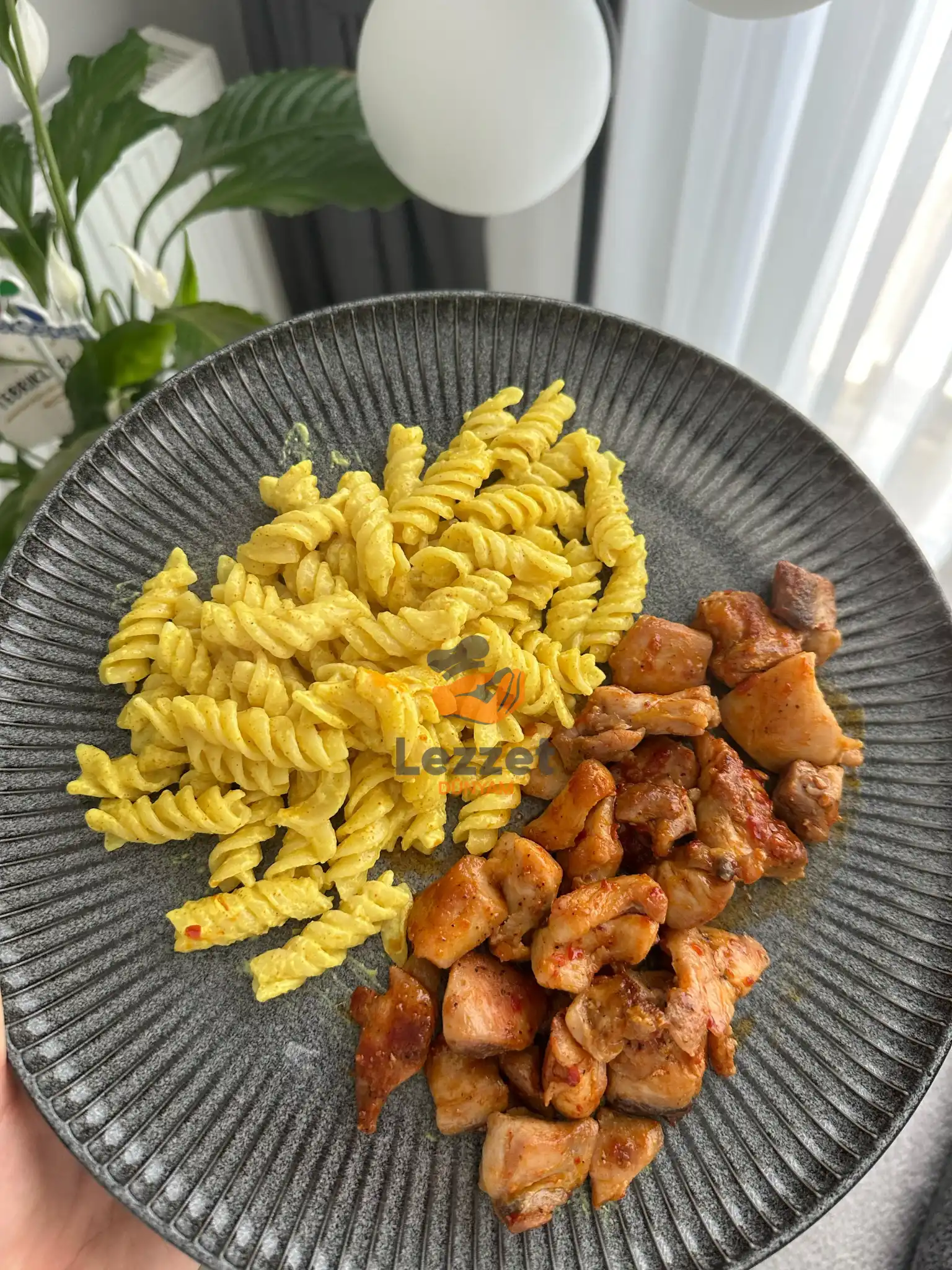 Chili Soslu Tavuk & Köri Kremalı Makarna