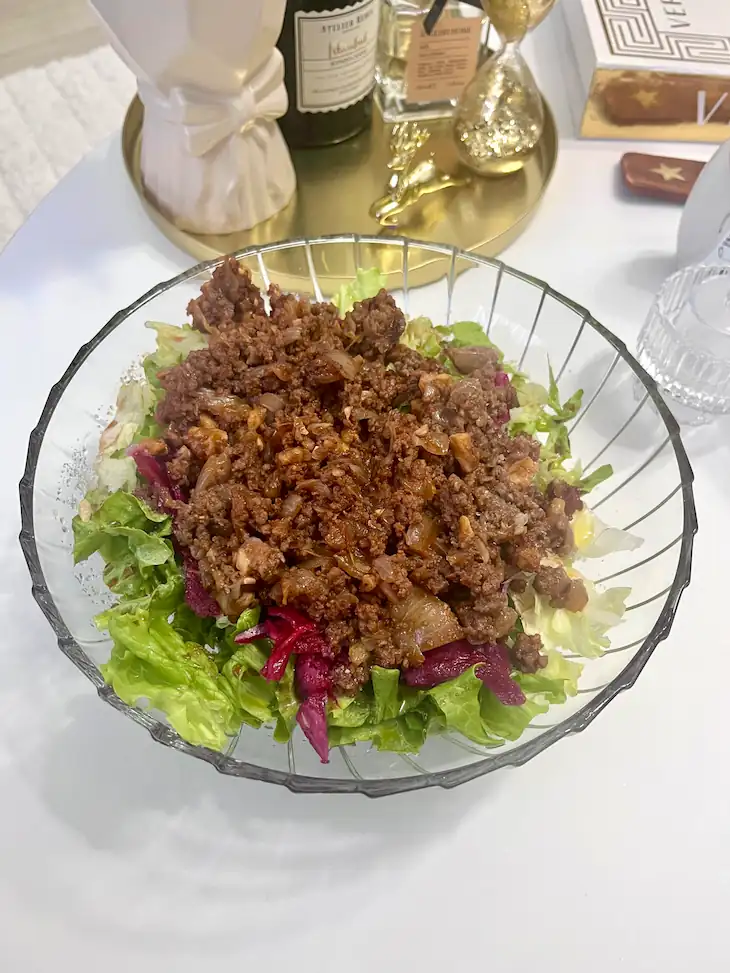 Kıymalı Salata Tarifi (Pratik, Doyurucu ve Sağlıklı)