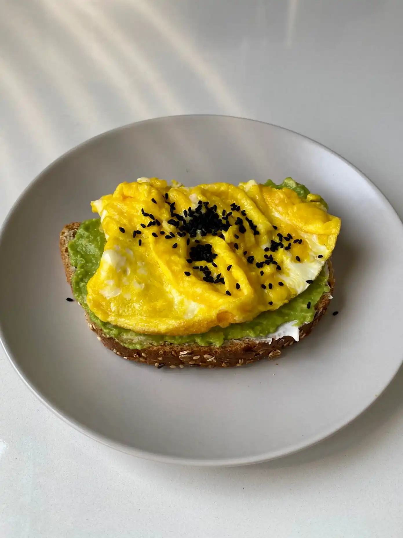 Labneli Avokadolu Omlet Dilimi