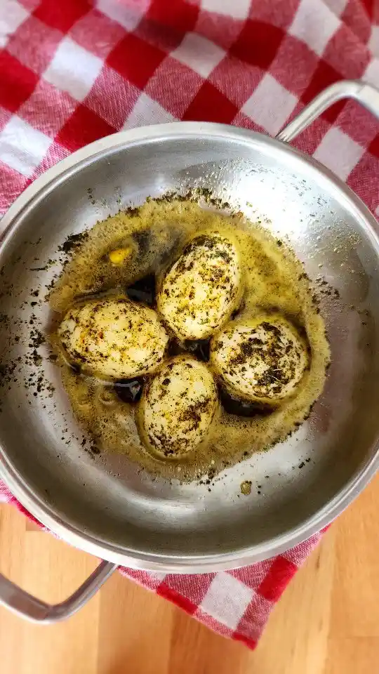 Baharatlı Tereyağında Yumurta