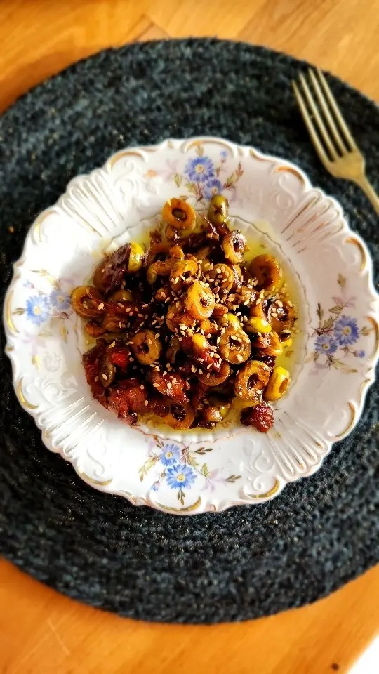 Kuru Domatesli Zeytin Mezesi