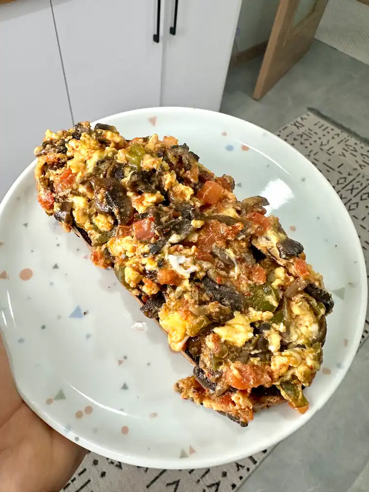 Kızarmış Ekmek Üzeri Mantarlı Yumurta